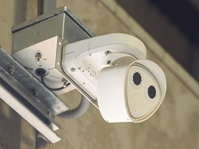 コニカミノルタのサーマルカメラは高画質かつ、広範囲にわたり1台で監視が可能。様々な環境で、赤外線映像と可視映像の同時撮影ができる