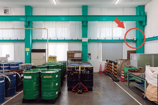 日本リサイクルセンター様の作業現場。充電池の集積・選別場所に設置し、発火の危険がある温度上昇を検知してアラートを送る