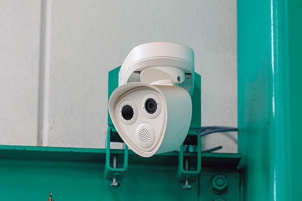 コニカミノルタが日本国内向けに提供するサーマルカメラMOBOTIX。広範囲にわたり、赤外線映像と可視映像の同時撮影が可能