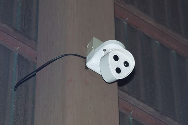 サーマルカメラMOBOTIX。サーマル映像と可視映像（実際の映像）の同時撮影を、高画質かつ広範囲にわたり実施できる